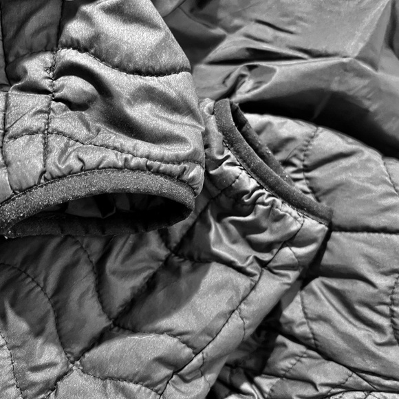 The North Face Light weight Puffer Jacket - Picture 5 of 11